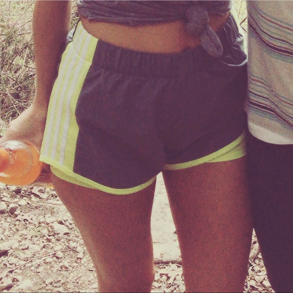 Adidas running shorts size small - Picture 3 of 3